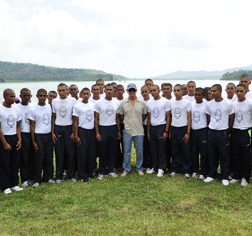 <p>Gustavo Pérez, director de la Policía Nacional, con su equipo de remeros.</p>
