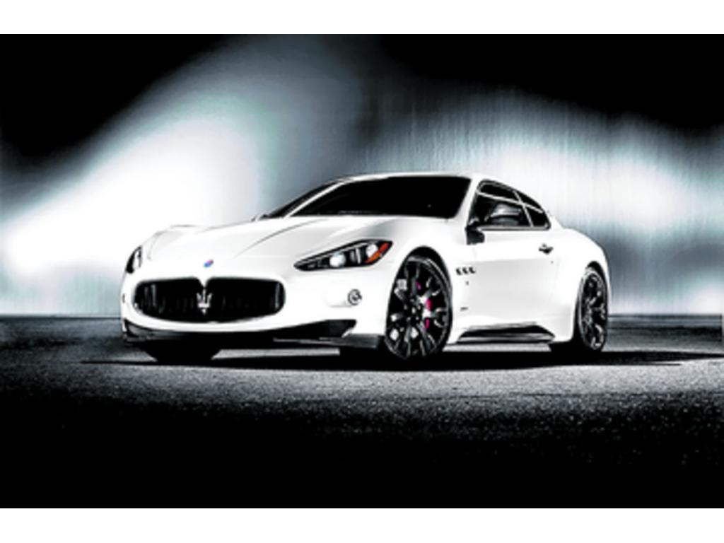 El MC Stradale 2014 combina lujo, elegancia y deportividad. En el diseño incorpora fibra de carbono, que enmarca una entrada de aire en el centro. El motor es un 4.7 V8 aspirado con 460 caballos de fuerza.()