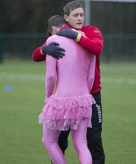 Gary Fraser, se tuvó que resignarse a vestirse de mujer tras mostrar bajo rendimiento en la practica del Partick Thistle de la Liga Premier.Foto Tomada de Internet.<br>