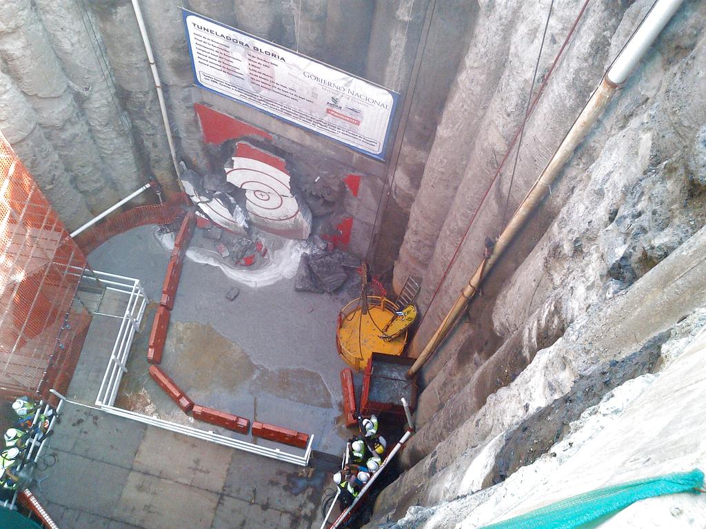 Momento en que la tuneladora "Gloria" llega al pozo de conexión en Avenida Balboa. Foto/Jesús Simmons<br>