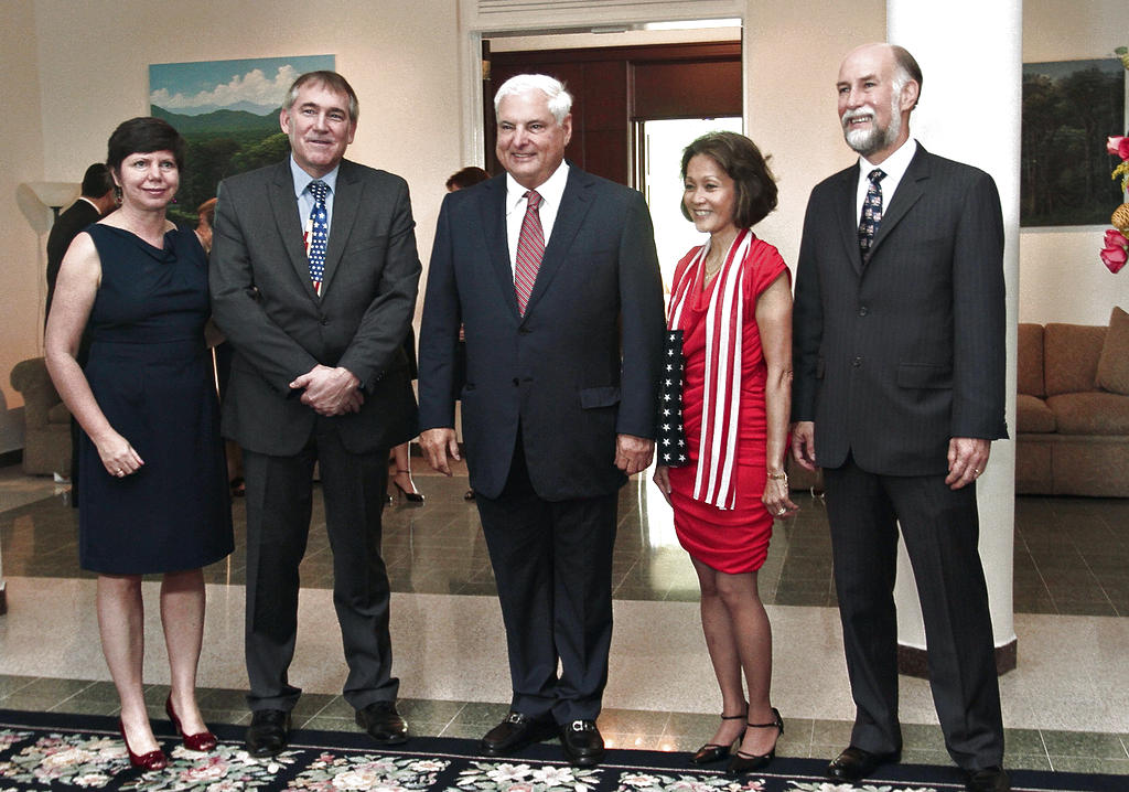 Ricardo Martinelli, presidente de la República; Terry Farrar y Jonathan Farrar, embajador de EE.UU. en Panamá. (Omar Morales)