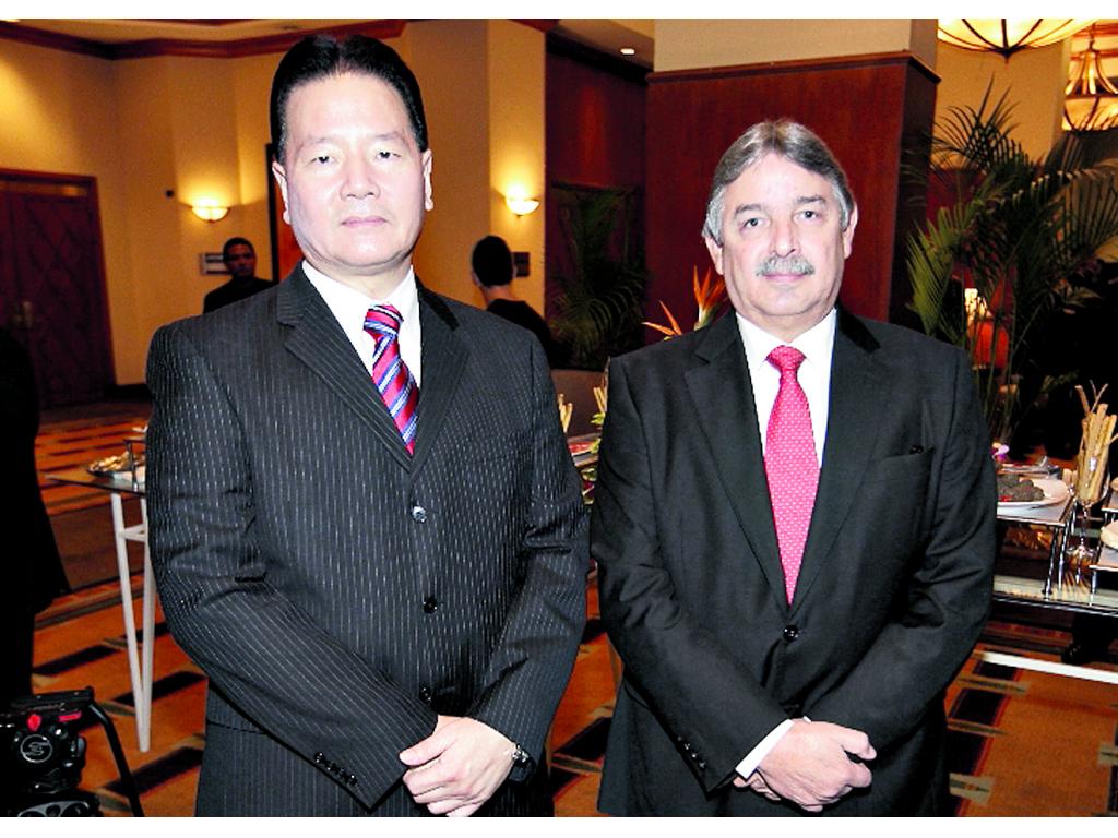 5. Lee Choy Ricardo y Roberto Méndez.()