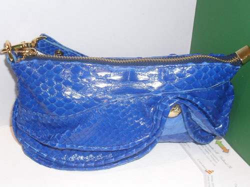 <p>En serpiente pitón, también mostraron este bello diseño en azul con correas, recogido en el frente, tachuela dorada y cremallera para cerrar.</p>