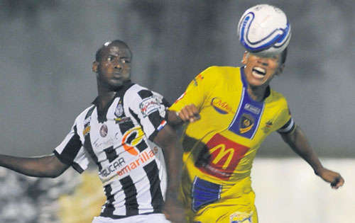 <p>Clave. Engie Mitre (dcha.), mediocampista del Chorrillo.</p>