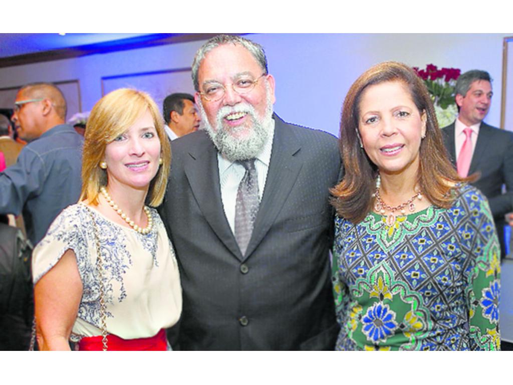 5. Tatiana del Valle, Stephan Proaño y Doralys de Alemán.
