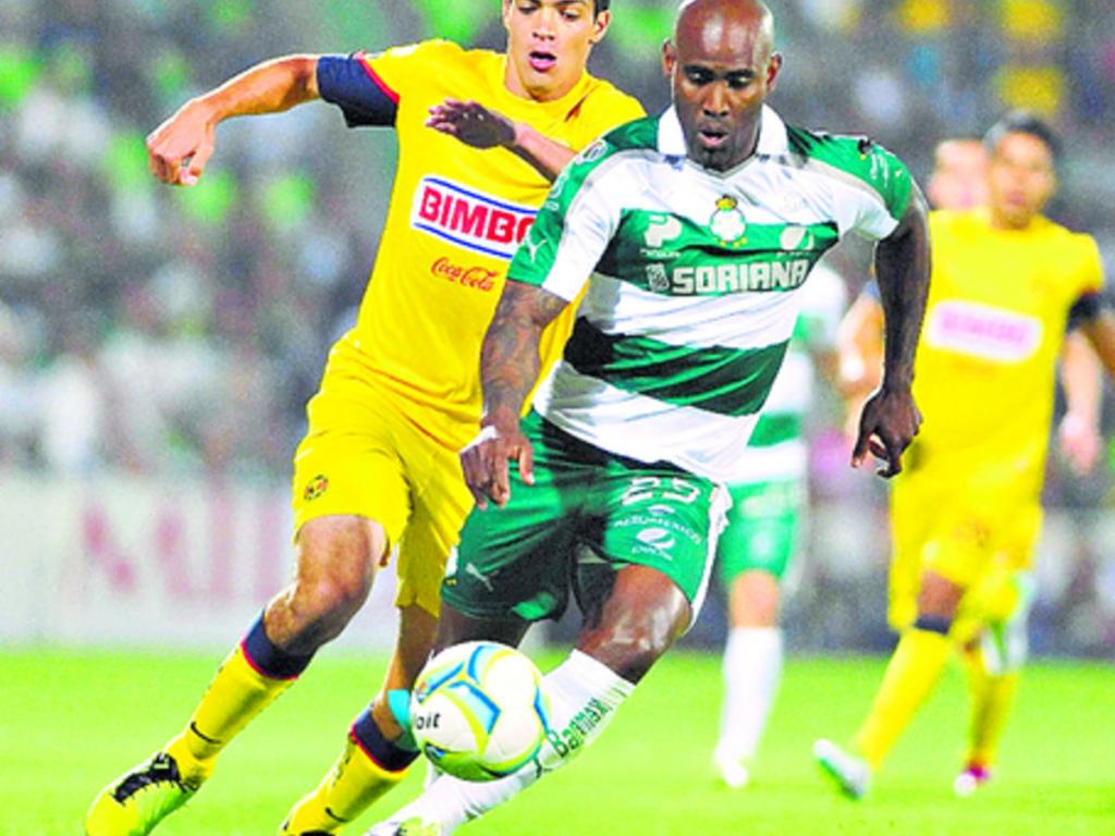 Felipe Baloy (frente) y el Santos juegan hoy ante el León.(EFE)