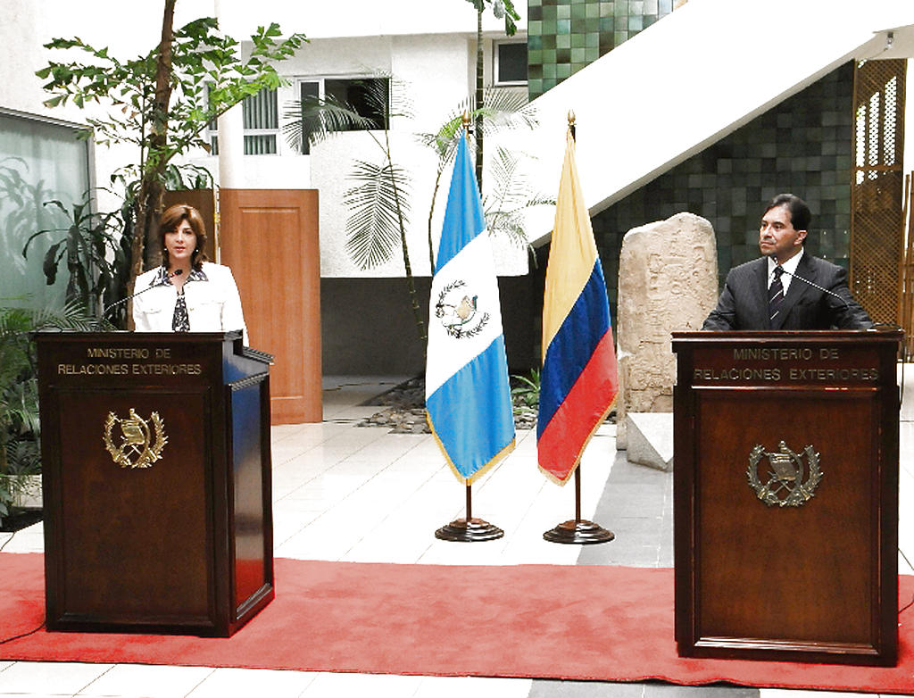 María Á. Holguín y su homólogo guatemalteco.(EFE)