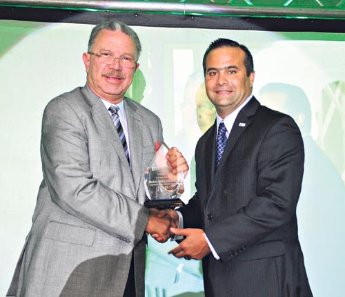 <p></p><p>Boxeo. Juan Carlos Tapia (izquierda) también fue homenajeado y recibió su premio de manos de Ricardo Chanis, presidente de Editora Panamá América.</p>