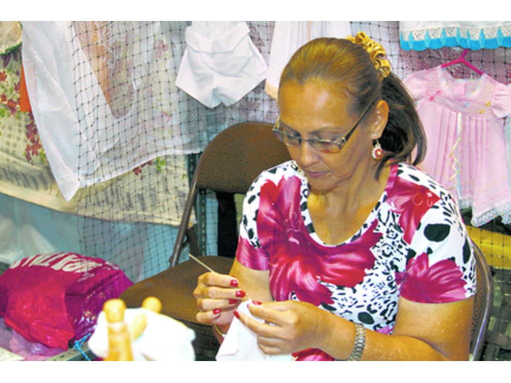 Muchos también realizan las creaciones en sus puestos.()