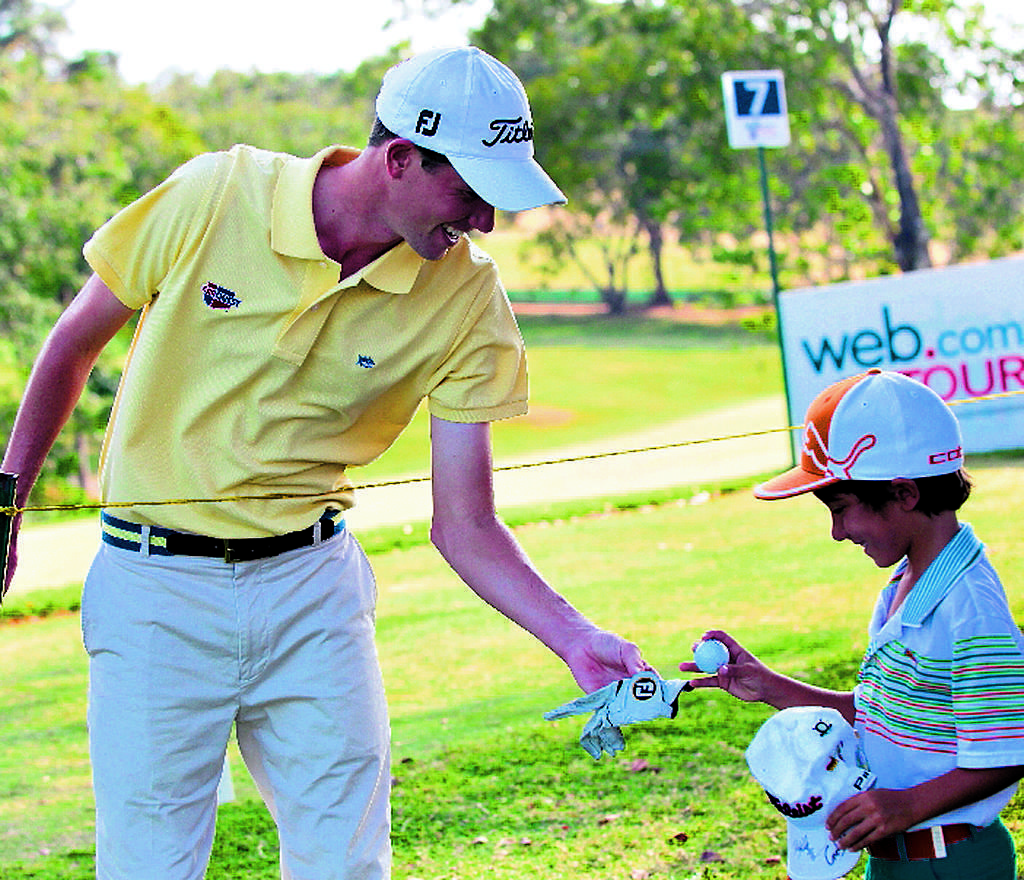 4 Chesson Hadley, de EE.UU., dio regalos a infantes.