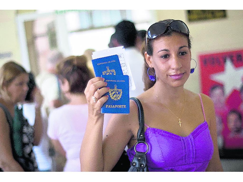 Migración. Muestra su pasaporte en el aeropuerto.(AP)
