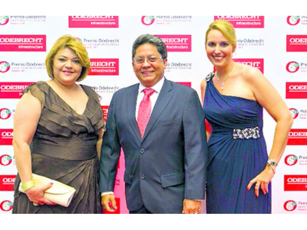 2. Yara González, Manuel Zambrano y Raquel Robleda.