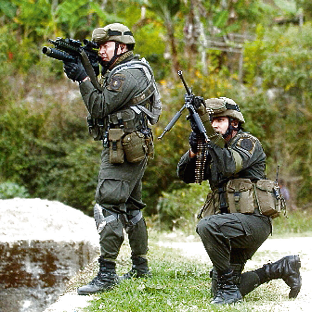 Policías enfrentan a las FARC.(EFE)