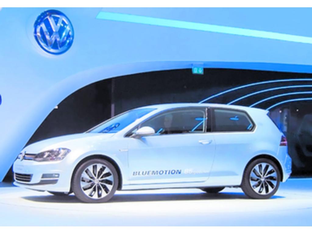 Entrando a la gama de autos más ahorradores, Volkswagen aparece con su nuevo compacto, el Golf Bluemotion 2014. Es sinónimo de eficiencia, potencia y ahorro. Estrena nuevo motor.()