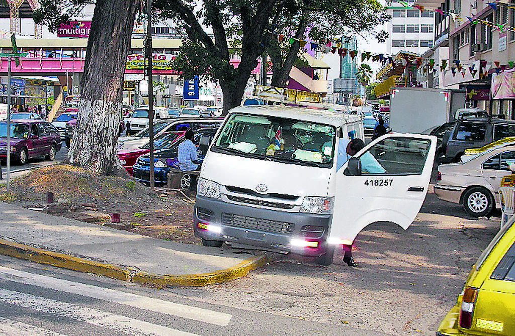 Problema. Autos se apoderan de los espacios públicos.(Archivo)