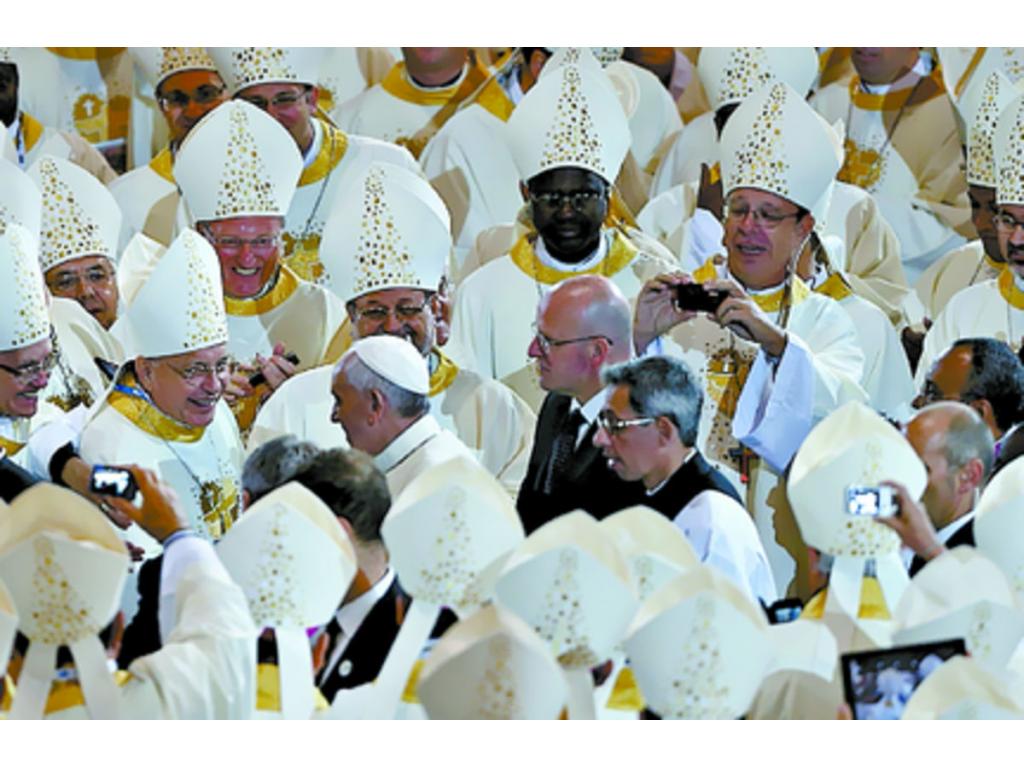 Francisco ofició una misa con sacerdotes y obispos.