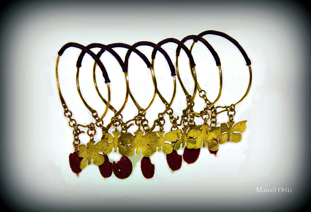 Marcel Ortiz. Pulseras hechas de jade rojo.(Cortesía.)