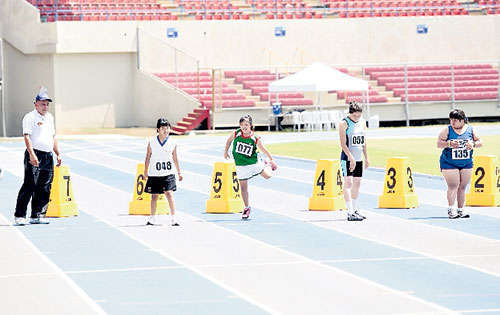 <p>Listos. La atleta de México se estira para la prueba.</p>