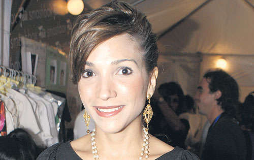 <p>Joyas. Melina Typaldos trae accesorios camaleónicos.</p>