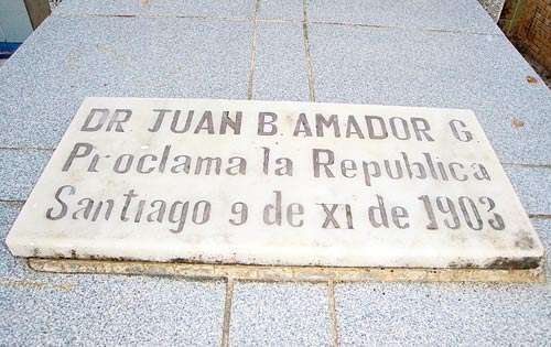 <p>Abandono. La placa necesita el retoque de sus letras.</p>