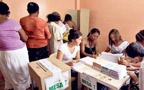 <p>Programa. Las mesas de votación abrieron temprano.</p>