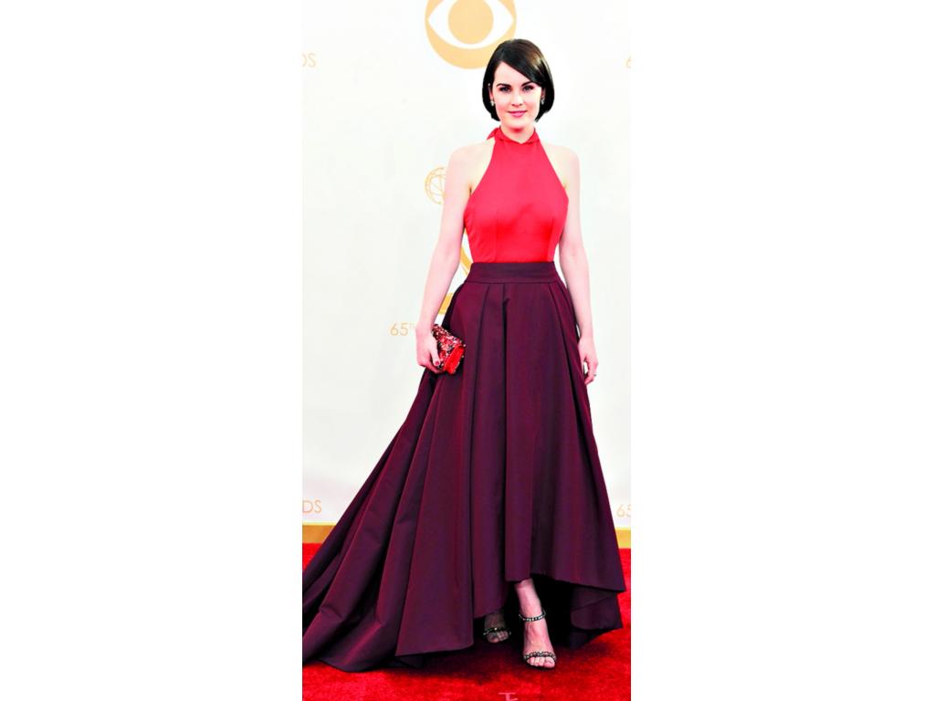 Esta británica prefirió un hermoso vestido de Prada con dos bloques de color: en rojo y granate, de cuello halter y con un poco de cola.