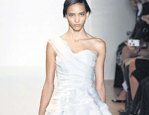 <p>Minivestido one shoulder blanco tableado con varias capas. Este diseño fue el más aplaudido de la colección de Valentin por su derroche de sensualidad.</p>