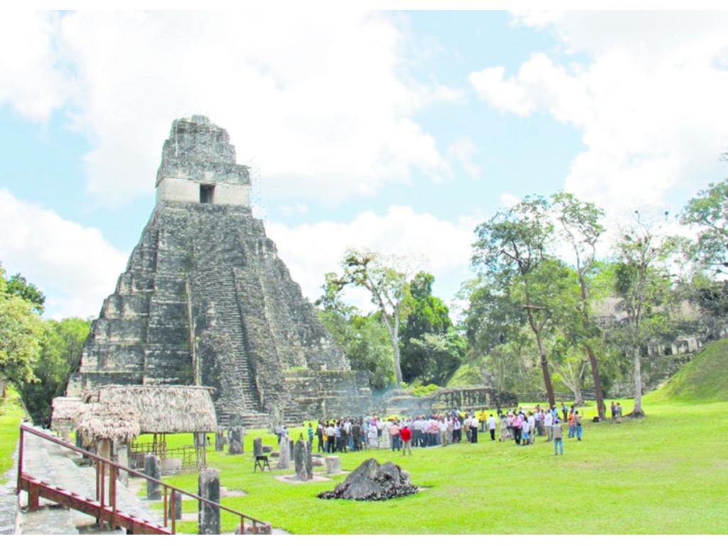 Más de 3,000 estructuras han sido descubiertas en Tikal, incluyendo esta máscara.