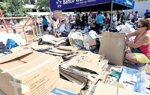 <p>El centro de acopio estaba abarrotado de objetos.</p>