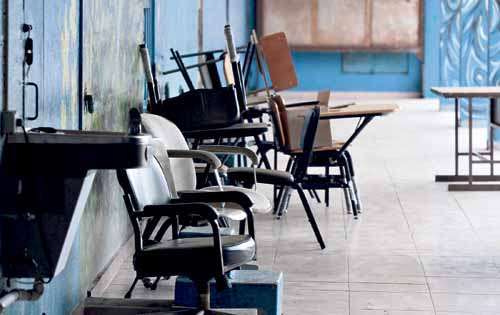 <p>Sin remedio. Los trabajos han afectado las sillas y escritorios de las escuelas.</p>