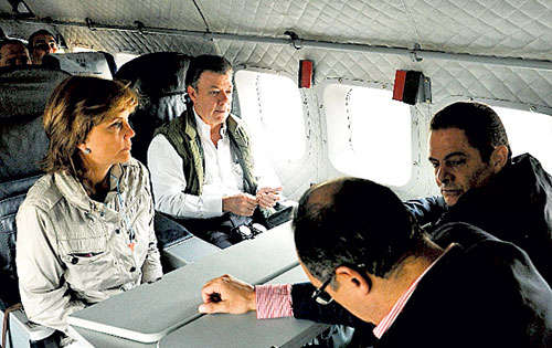 <p>Estrategia. El presidente Juan Manuel Santos y su equipo de gobierno sobrevuelan áreas atacadas por la guerrilla.</p>