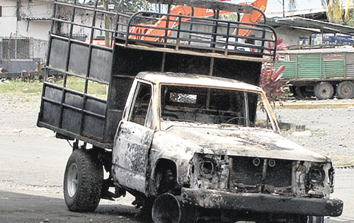 <p>Daños. Muchos autos oficiales fueron incendiados.</p>