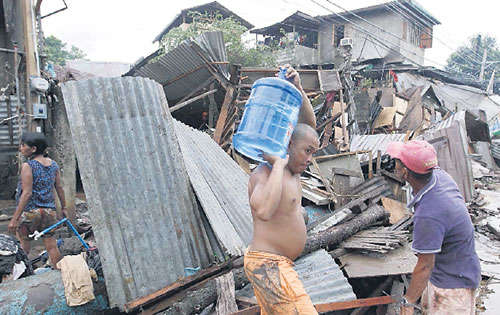 <p>Abastecimiento. Filipinos recogen agua potable. </p>