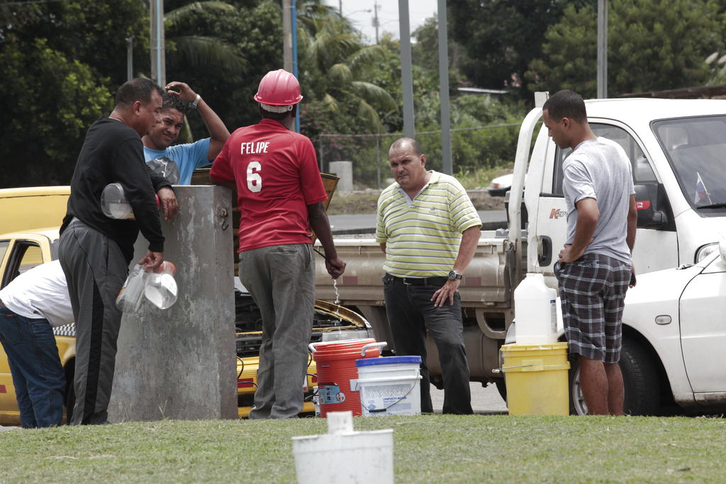 Moradores de Villa Lucre se abastecían en una estación de combustible. Foto: Víctor Arosemena<br>