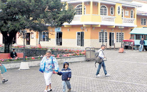 <p>Asistentes. La población está lista para visitar la feria.</p>