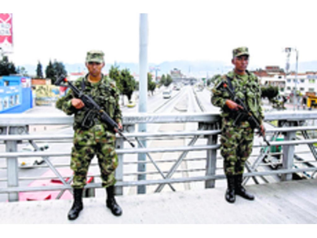 Dos militares custodian un puente peatonal en Bogotá.(EFE)