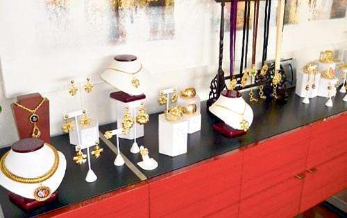 <p>Creaciones. Los accesorios de la panameña encantaron.</p>