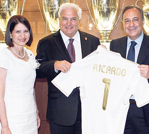 <p>El presidente del Real Madrid, Florentino Pérez, le entregó una camiseta al mandatario.</p>
