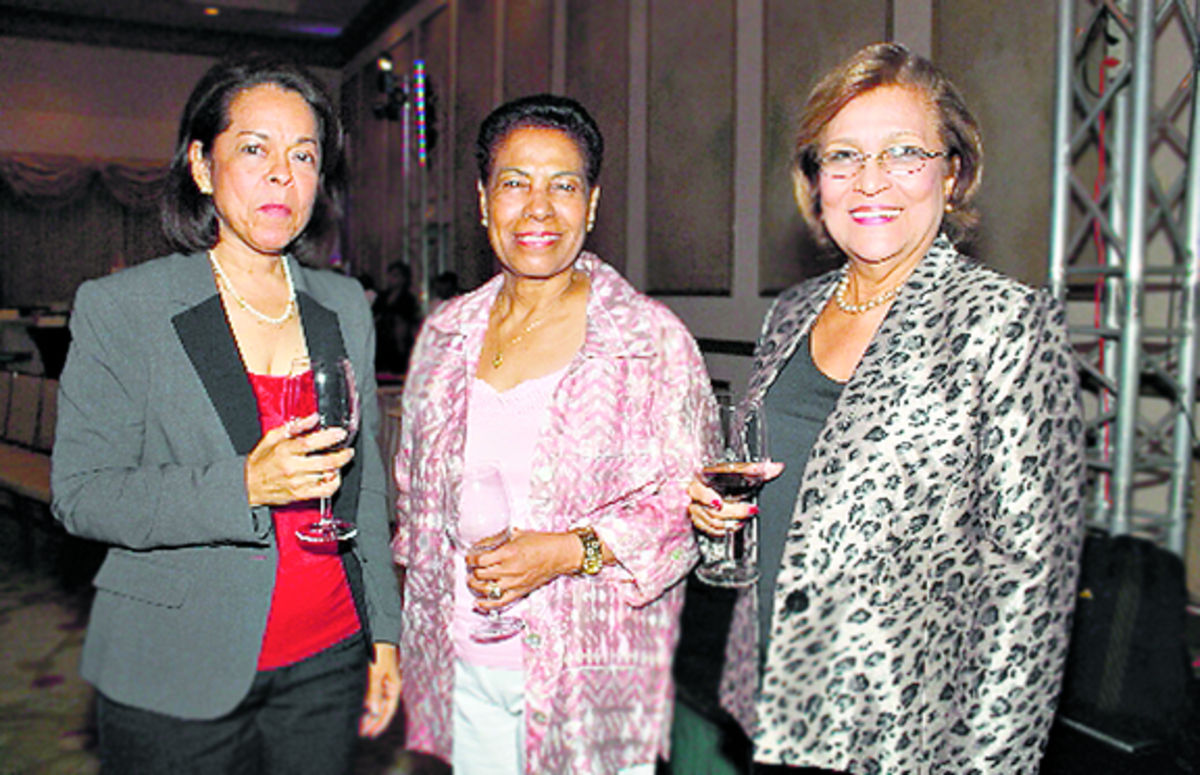 2. Elisa Ríos, Luzmila de Sánchez y Leyla de Sánchez.