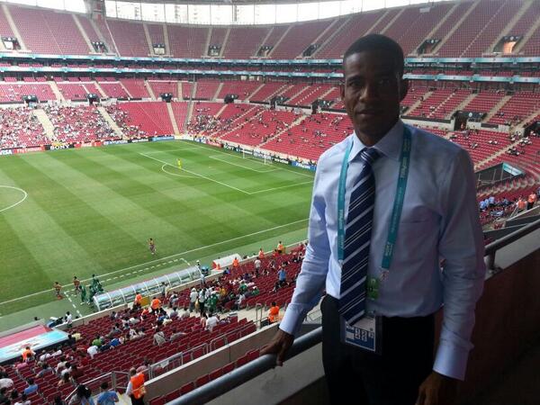Panameño Roberto Moreno será parte del grupo de árbitro de apoyo en el Mundial Brasil 2014. Foto/@robertomoreno03<br>