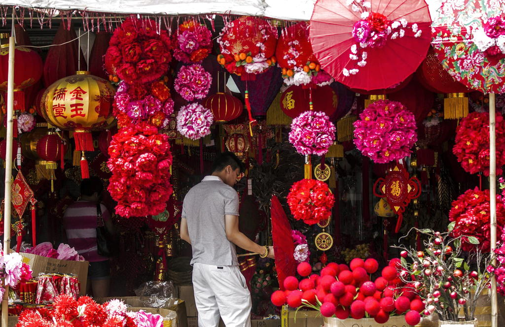 Un tienda china muestra varios objetos de decoración típica de Año Nuevo en Kuala Lumpur. Foto/EFE<br>