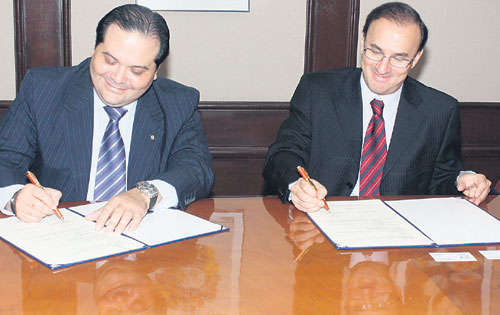 <p>Momentos en que ambos directivos firmaron el acuerdo de apoyo.</p>