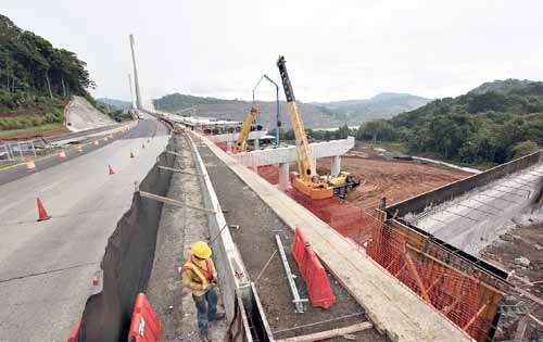 <p>Trabajo. Sobre la base del viaducto se colocaron 9 pilotes.</p>