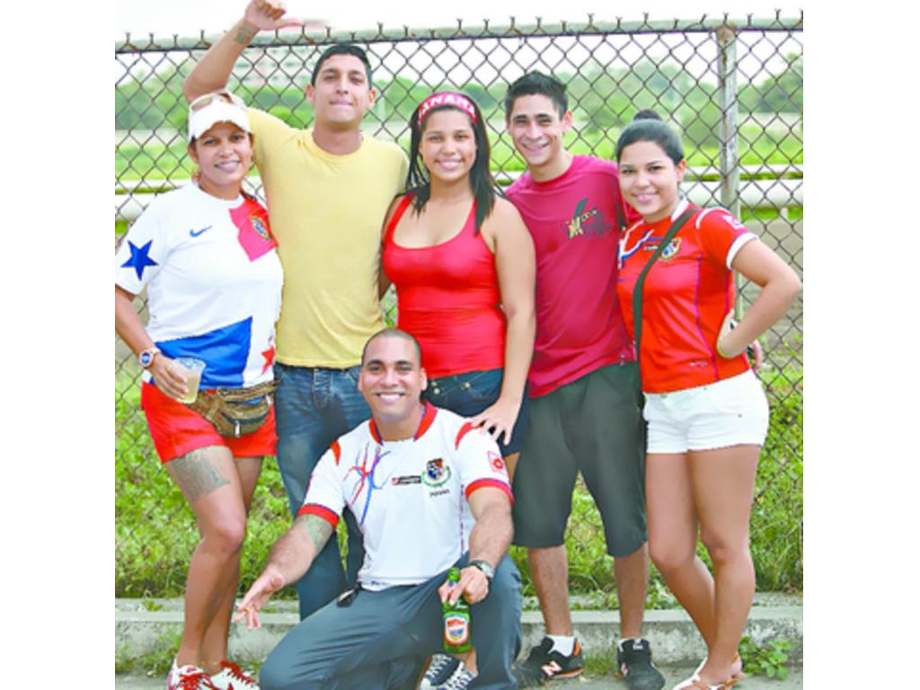 7. Los hinchas apoyaron y gozaron de un ambiente festivo.