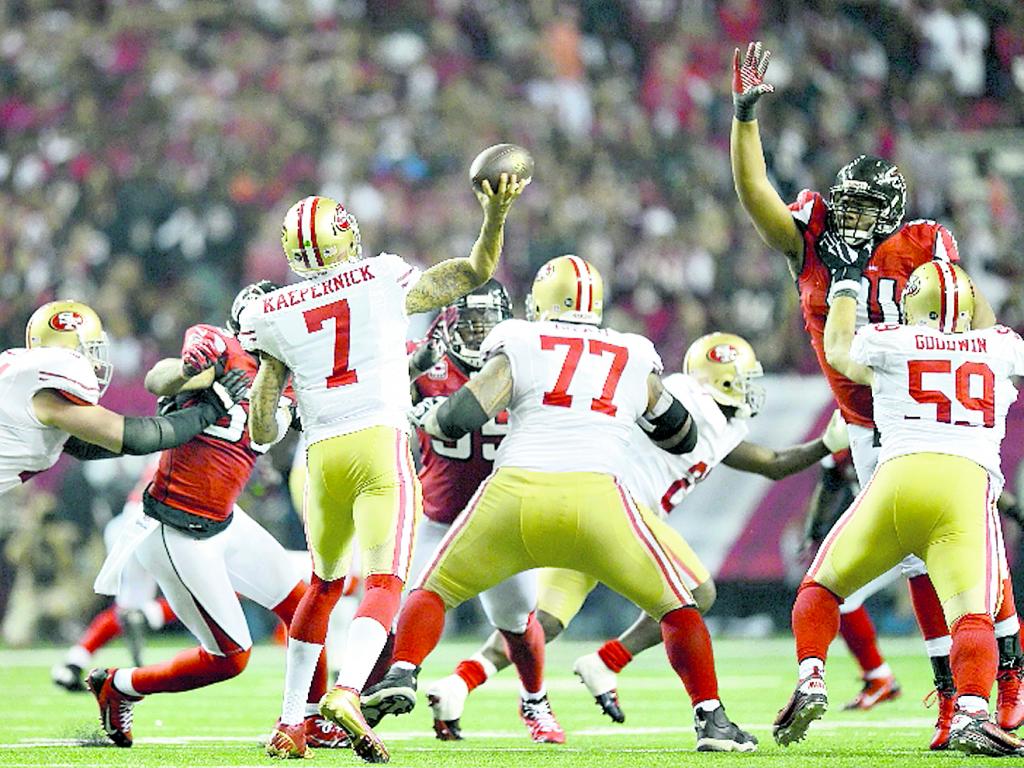 Kaepernick (7) tiene una gran visión del juego.(AP)