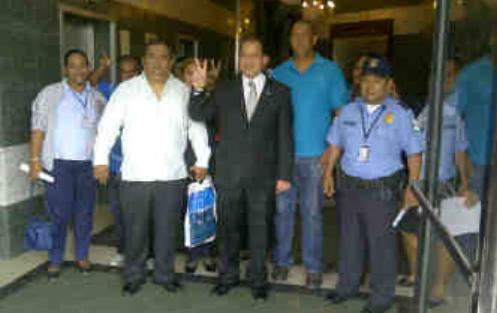 El ex subgerente junto a los funcionarios de la ZLC. Foto/Delfia Cortez<br>
