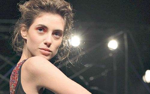 <p>Vestidos largos muestran un trabajo de plisados. Los detalles son de perlas termoestampadas.</p>