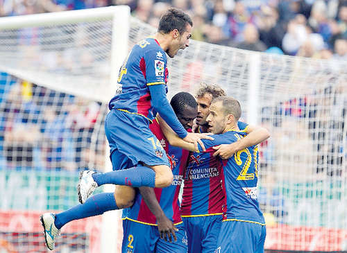 <p>Alegría. Jugadores del Levante felicitan a Barkero.</p>