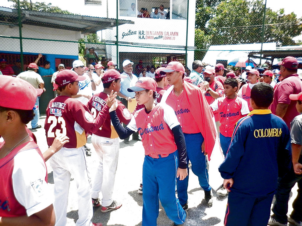 Juego limpio. Panameños y venezolanos se saludan tras finalizado el encuentro.(ELENA VALDEZ)