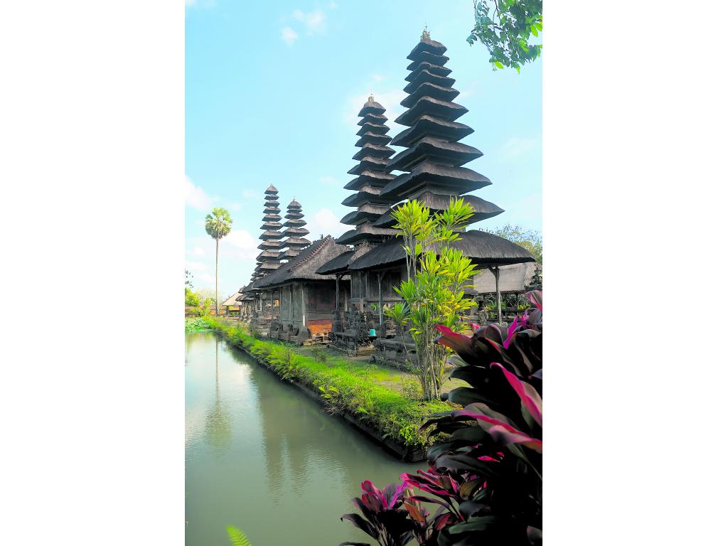 Templo. Ulun Danu se encuentra rodeado por el lago Beratan.()